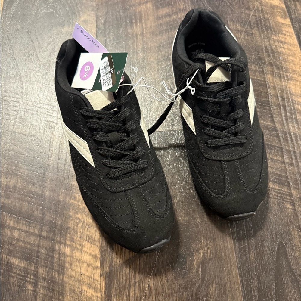 NWT Black and White Memory Foam Athletic Shoes - Picture 2 of 4